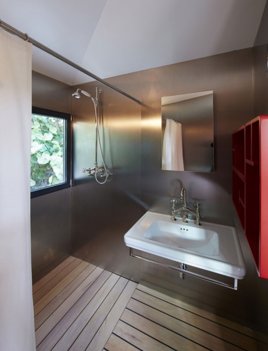 La Maison au bord de l’eau by Charlotte Perriand & Louis Vuitton salle de douche