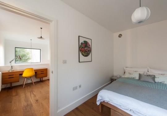 Maison contemporaine - Chambre avec vue sur le bureau