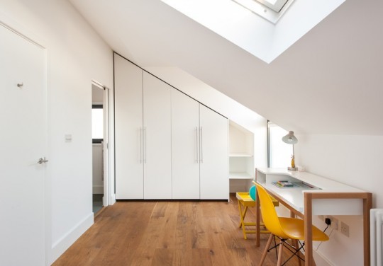 Maison contemporaine - Rangement et bureau aménagés sous les combles