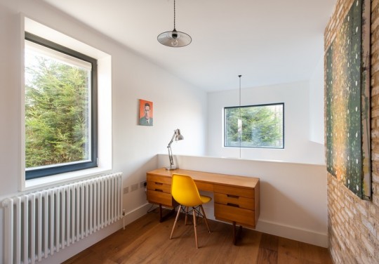 Maison contemporaine - bureau rétro en bois avec une chaise jaune