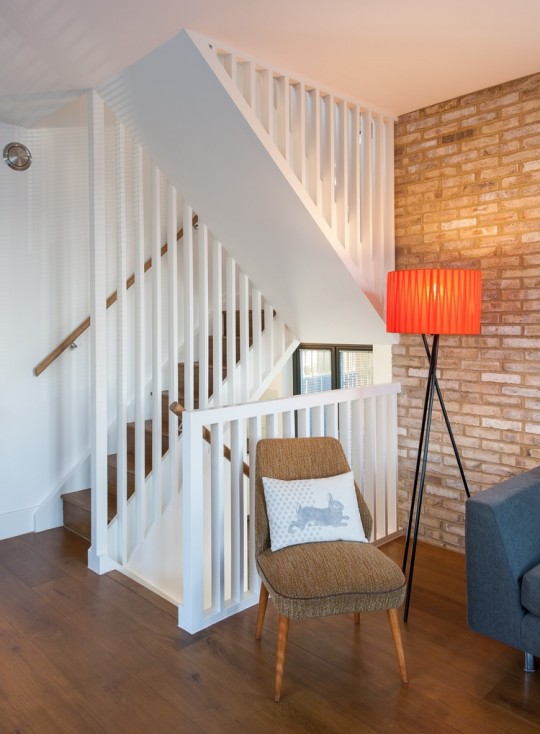 Maison contemporaine - escaliers en bois blanc