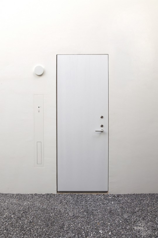 Maison sans fenêtres - porte d'entrée