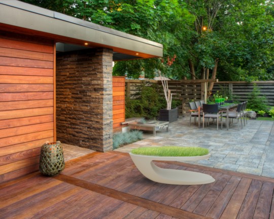 Table basse avec de l'herbe sur le plateau