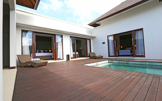 Uppala Villa Umalas à Bali en Indonésie - piscine et transats