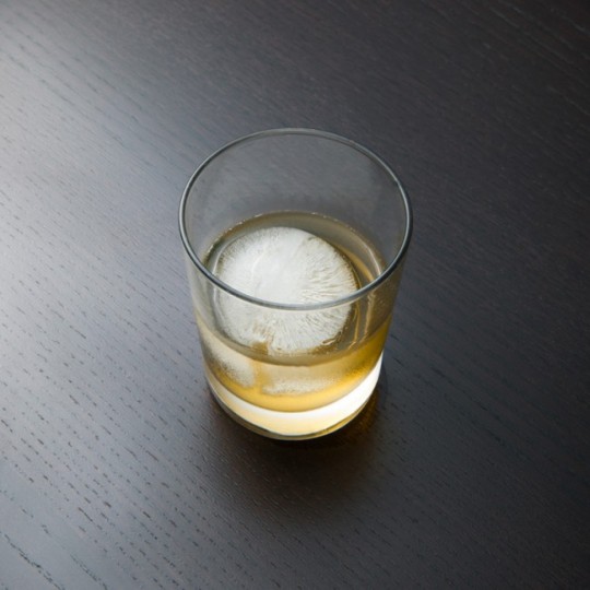 Verre frais avec une balle de glace Whiskey Ball