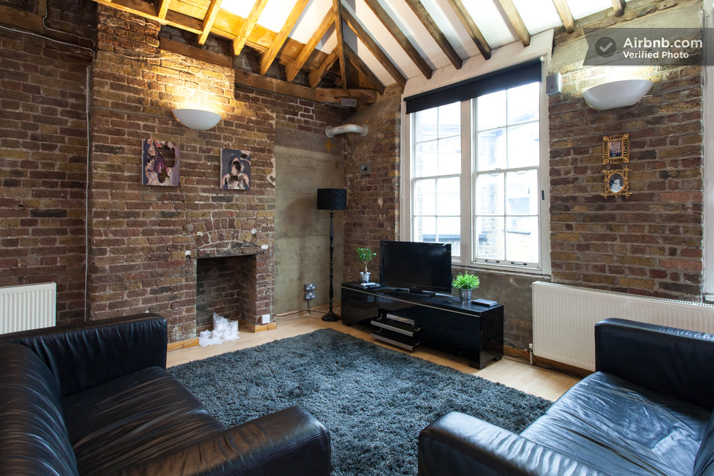 Appartement esprit loft Salon avec des murs en briques