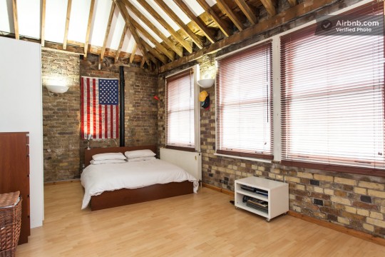 Appartement esprit loft - chambre avec drapeau américain