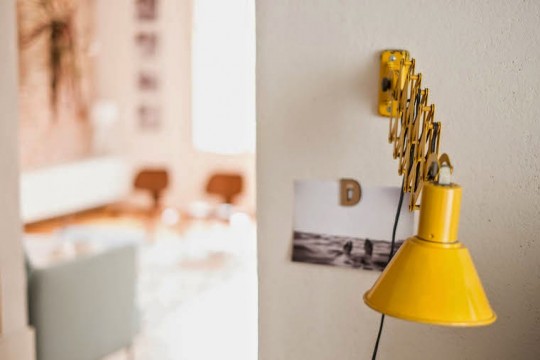 Lampe jaune fixée au mur avec bras extensible
