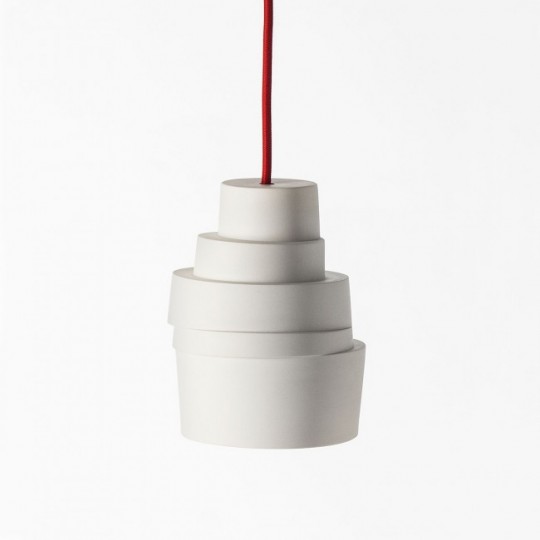 Stacked Lamp - lampe en porcelaine design avec un fil rouge