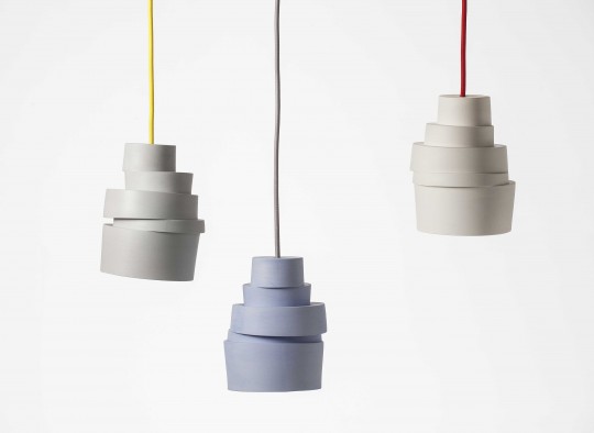 Stacked Lampe - Suspension design en porcelaine avec un fil de couleur