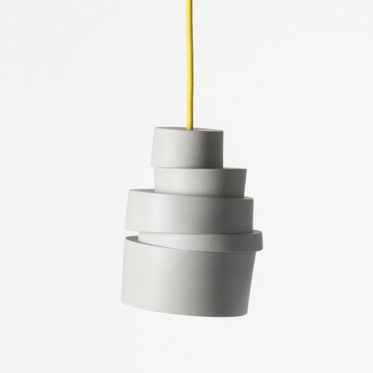 Stacked lamp - Suspension en porcelaine grise avec un fil jaune