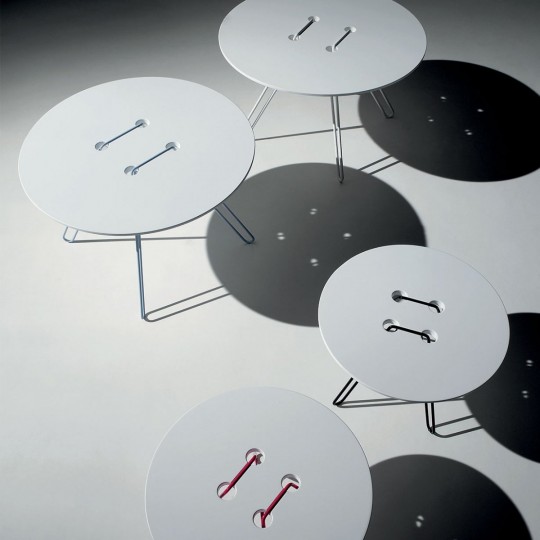 Tables basses noires et blanches en forme de gros boutons