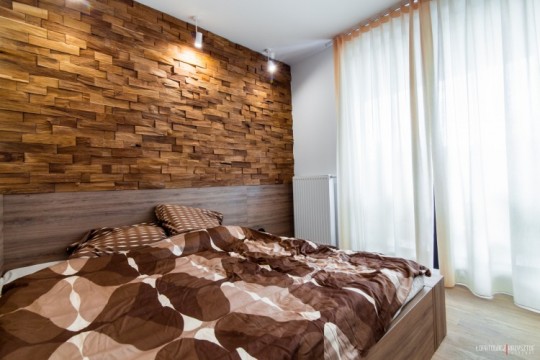 Appartement déco scandinave - mur avec parements en bois