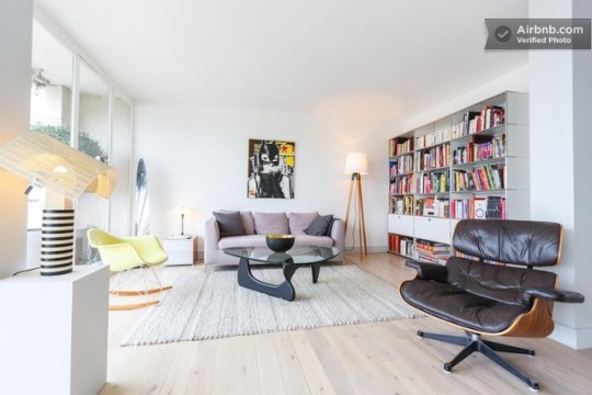 Salon avec une déco vintage et un fauteuil Eames