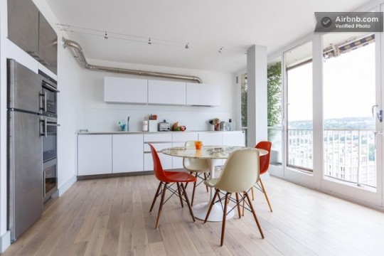 Table ronde tulipe et chaises DSW Eames rouges et blanches