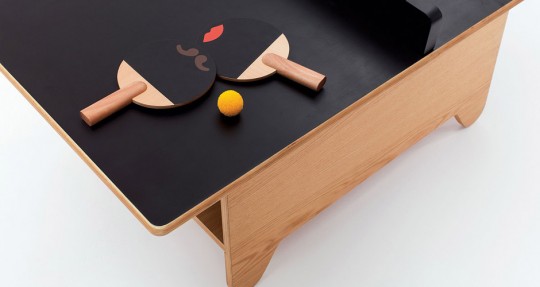 Table basse Ping Pong avec les raquettes de tennis de table