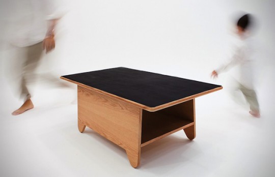 Table basse en bois avec un plateau ardoise noir