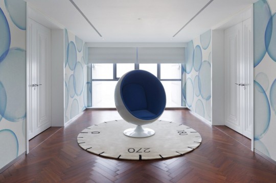 Appartement chinois déco colorée - ball chair bleu et blanc