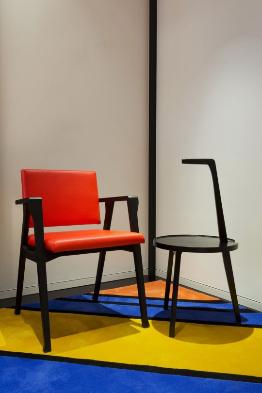 Appartement chinois déco colorée - chaise orange et teble basse ronde