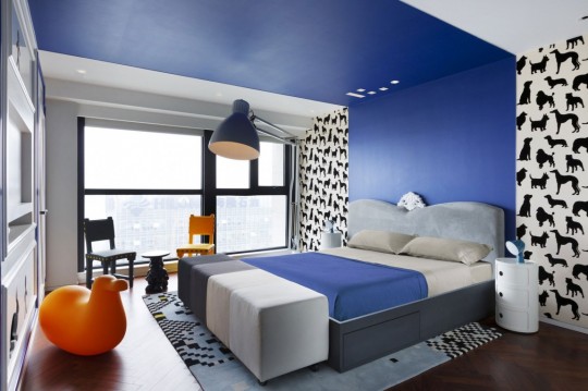 Appartement chinois déco colorée - chambre avec bande de peinture bleue au plafond