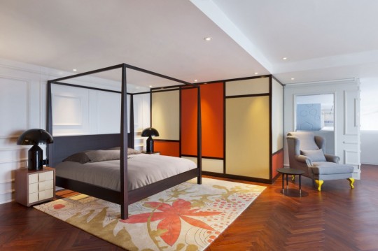 Appartement chinois déco colorée - chambre avec lit à baldaquin moderne