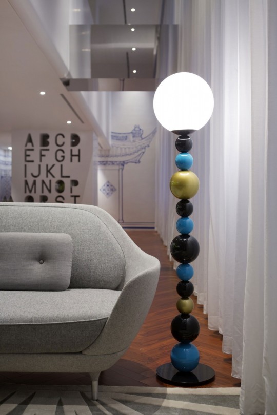 Appartement chinois déco colorée - lampadaire avec un pied composé de boules de couleurs