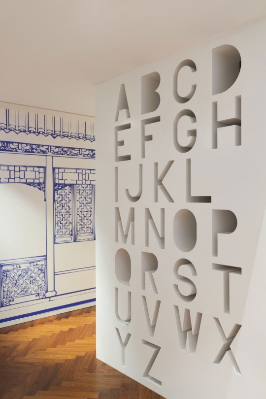 Appartement chinois déco colorée - meuble blanc avec des lettres de l'alphabet