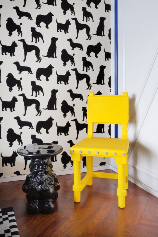 Appartement chinois déco colorée - papier-peint avec des animaux et chaise jaune