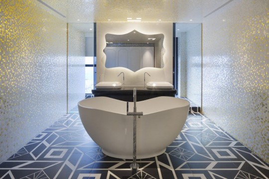 Appartement chinois déco colorée - salle de bain avec baignoire ilot central