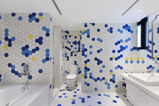 Appartement chinois déco colorée - salle de bain avec carrelage esprit pixel art