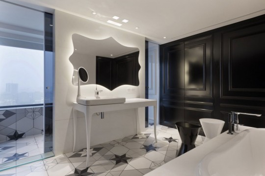 Appartement chinois déco colorée - salle de bain esprit rétro contemporain