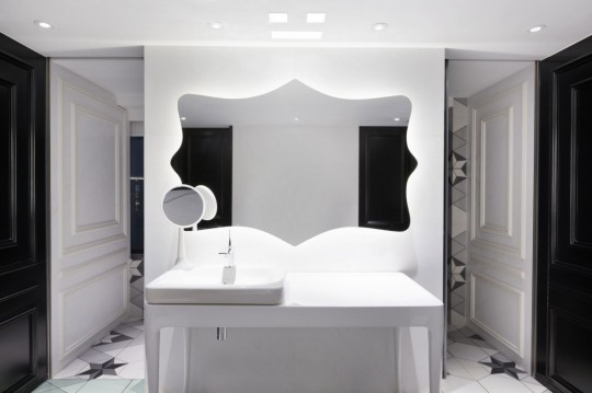 Appartement chinois déco colorée - salle de bain noir et blanc rétro chic