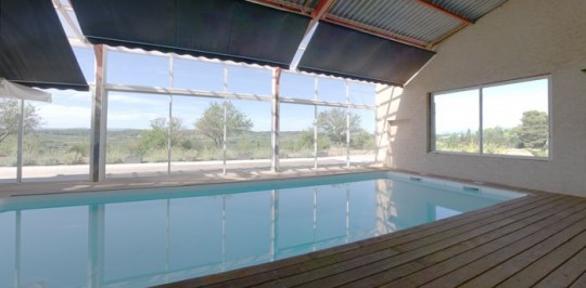 Très grande maison contemporaine avec piscine intérieure à azille Créatif maison Piscines la à
