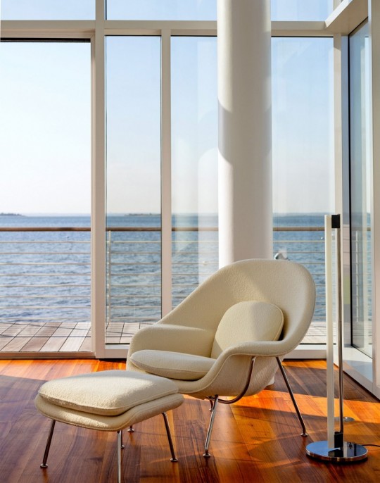 Maison en verre à Fair Harbor Long Island New-York - fauteuil moderne avec repose-pieds