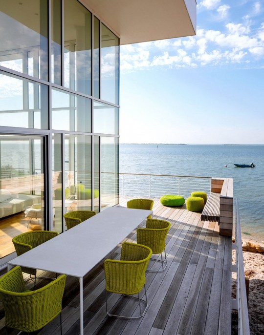 Maison en verre à Fair Harbor Long Island New-York - terrasse avec vue sur mer