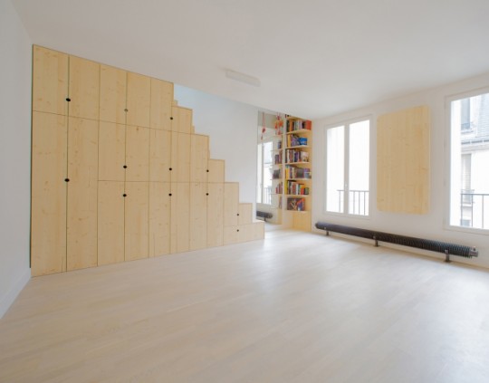 Rangements intégrés sous un escalier dans un petit appartement