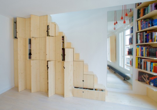 Rangements sur mesure sous un escalier dans un petit appartement