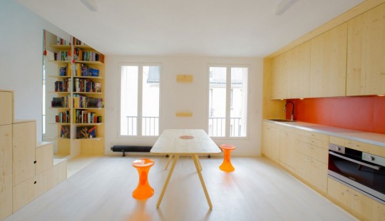 Studio avec une table à manger escamotable