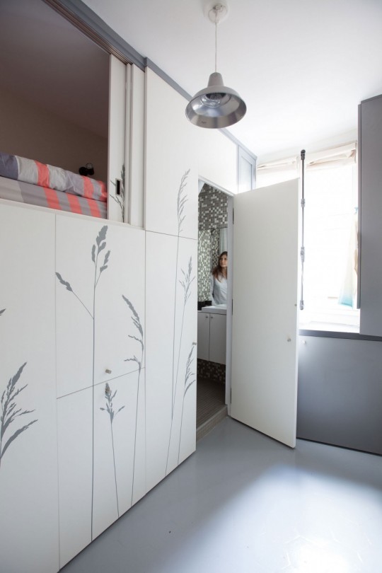 Salle de bain cachée dans un tout petit appartement