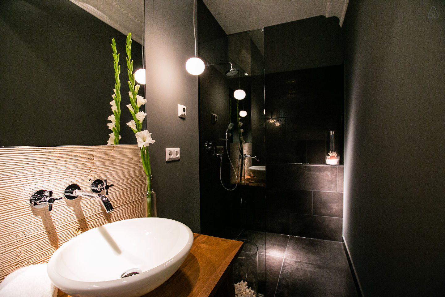 Salle de bain contemporaine avec douche à l'italienne