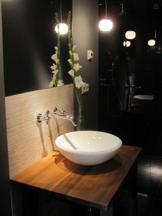 Salle de bain moderne avec une vasque bol blanche