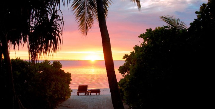 Maldives : Meedhoo Canareef Resort Maldives 4* coucher de soleil sur la plage