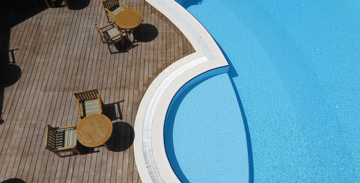 Maldives : Meedhoo Canareef Resort Maldives 4* piscine du resort en forme d'elllipse