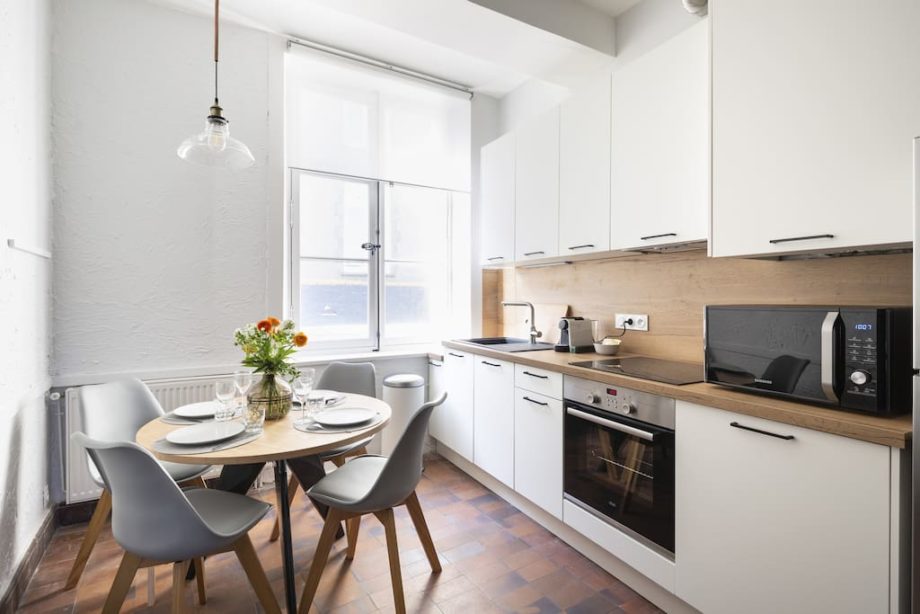 Cuisine moderne blanche linéaire dans un appartement à Saint-Malo intramuros