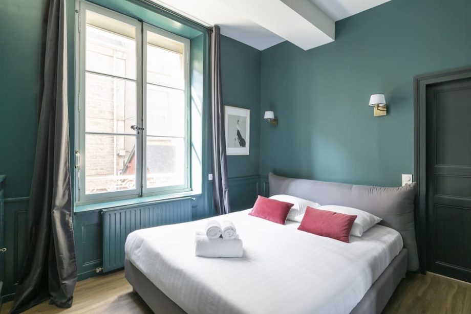Chambre avec des murs bleu vert