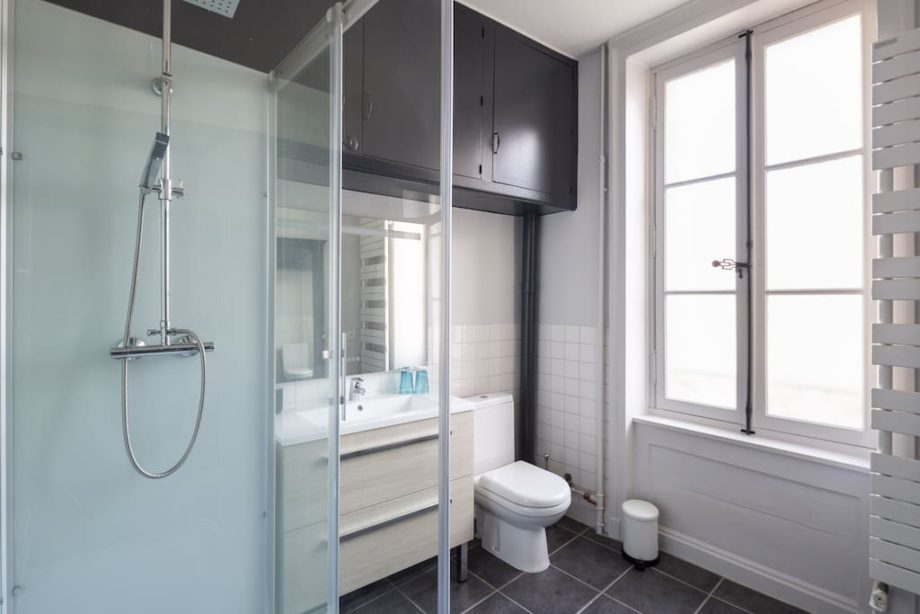 Salle de bain avec cabine de douche moderne et miroir avec éclairage tactile