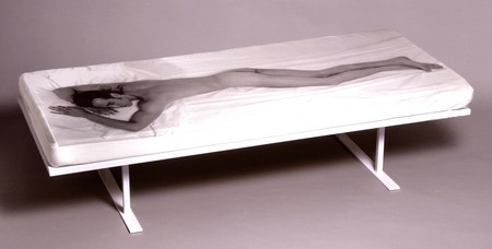 photo banquette imprimée avec un homme nu