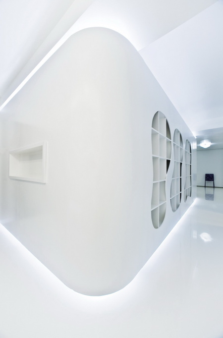 couloir blanc avec étagères intégrées dans le mur