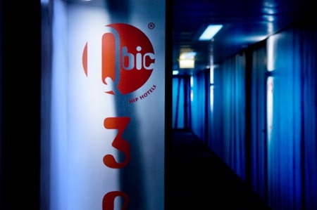 couloir avec logo de l’hotel Qbic