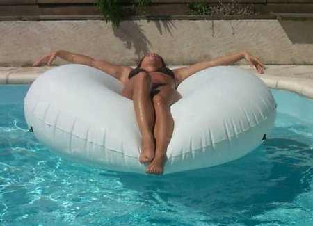 photo coussin gonflable Waff max flottant sur une piscine